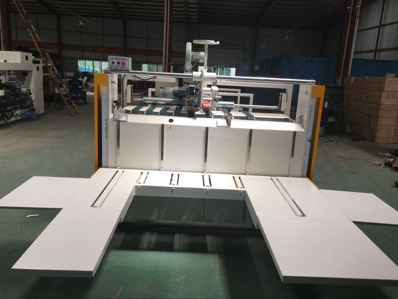 半自動(dòng)糊箱機(jī)定制款介紹