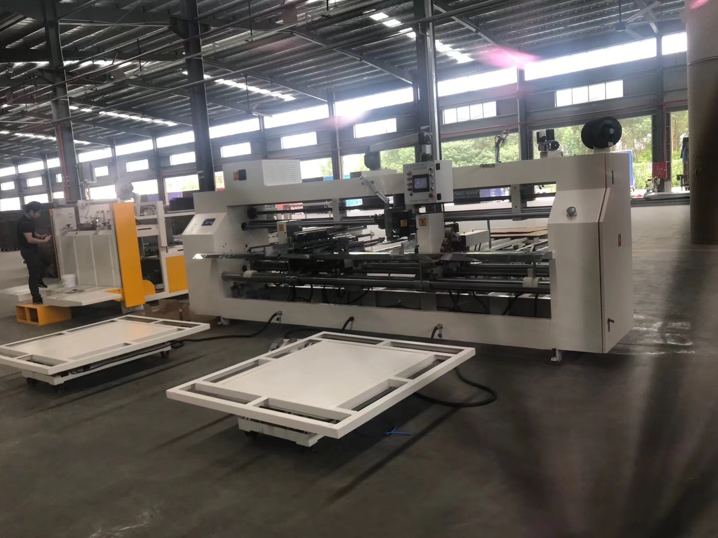 標(biāo)題：高效精準(zhǔn)，賦能包裝——雙片式釘箱機(jī)