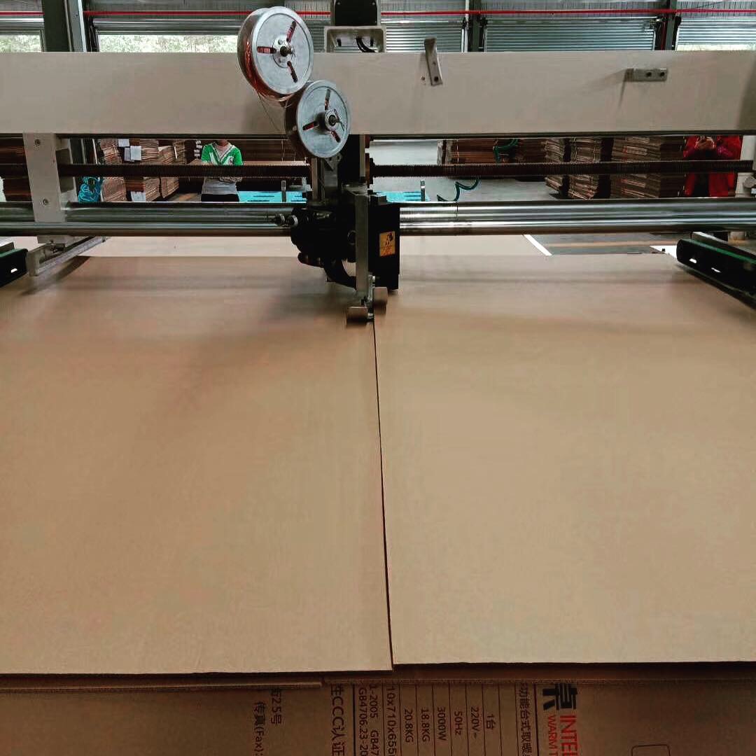 標(biāo)題：高效精準(zhǔn)，賦能包裝——雙片式釘箱機(jī)